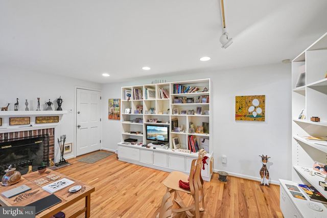 12 CIRCLE DR, Moorestown, NJ 08057