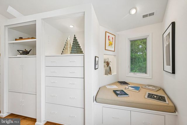 12 CIRCLE DR, Moorestown, NJ 08057