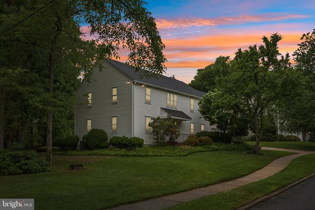 12 CIRCLE DR, Moorestown, NJ 08057