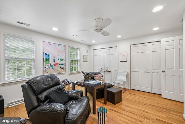 12 CIRCLE DR, Moorestown, NJ 08057