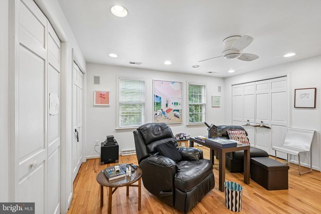 12 CIRCLE DR, Moorestown, NJ 08057