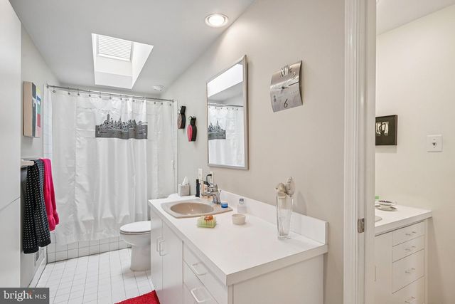 12 CIRCLE DR, Moorestown, NJ 08057