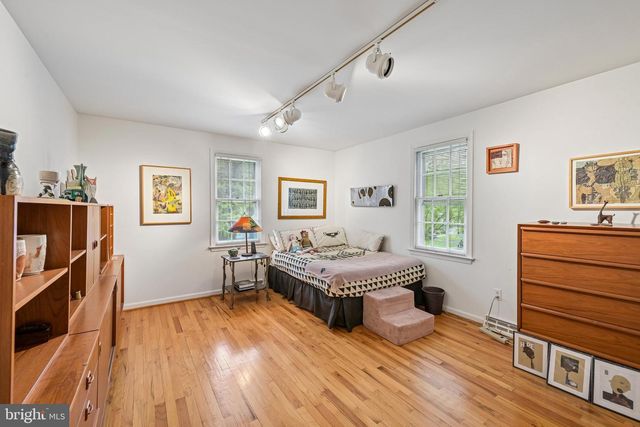 12 CIRCLE DR, Moorestown, NJ 08057