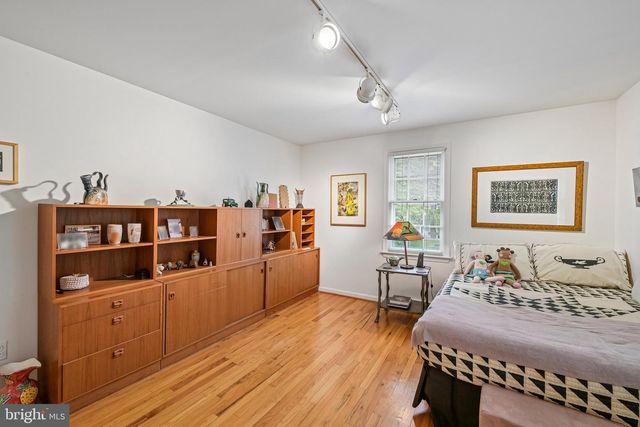 12 CIRCLE DR, Moorestown, NJ 08057