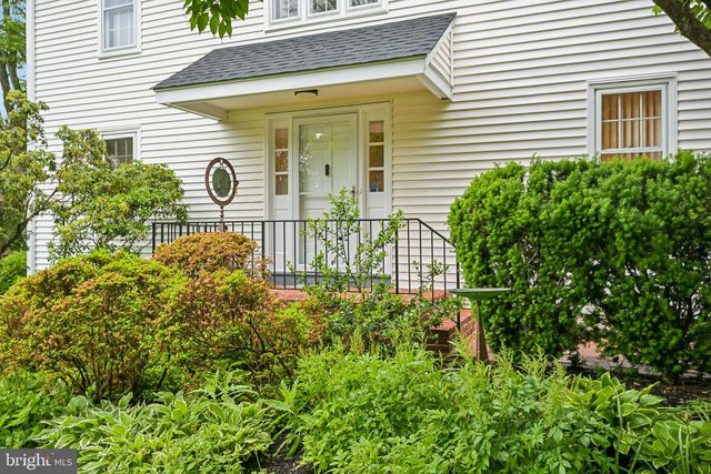 12 CIRCLE DR, Moorestown, NJ 08057