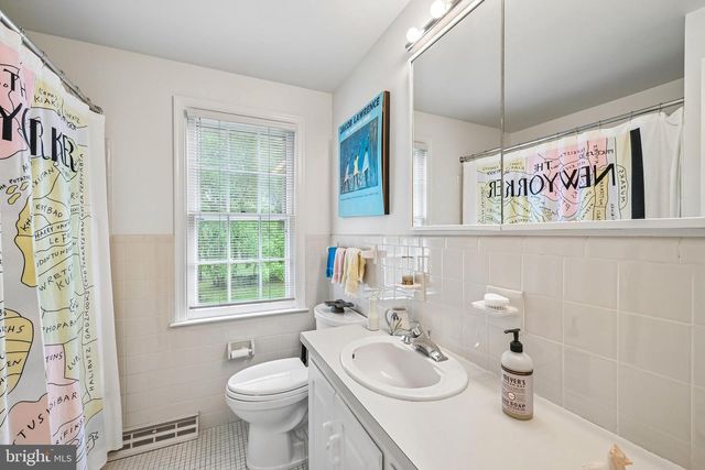 12 CIRCLE DR, Moorestown, NJ 08057