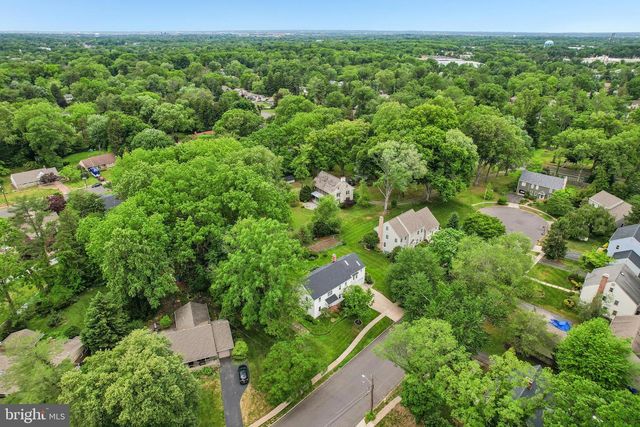12 CIRCLE DR, Moorestown, NJ 08057