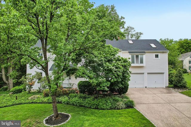 12 CIRCLE DR, Moorestown, NJ 08057