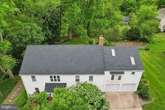 12 CIRCLE DR, Moorestown, NJ 08057