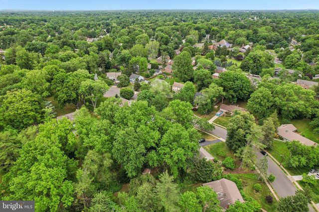 12 CIRCLE DR, Moorestown, NJ 08057