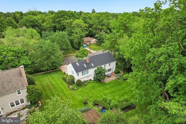 12 CIRCLE DR, Moorestown, NJ 08057