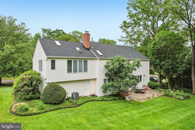 12 CIRCLE DR, Moorestown, NJ 08057