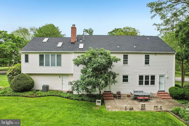 12 CIRCLE DR, Moorestown, NJ 08057