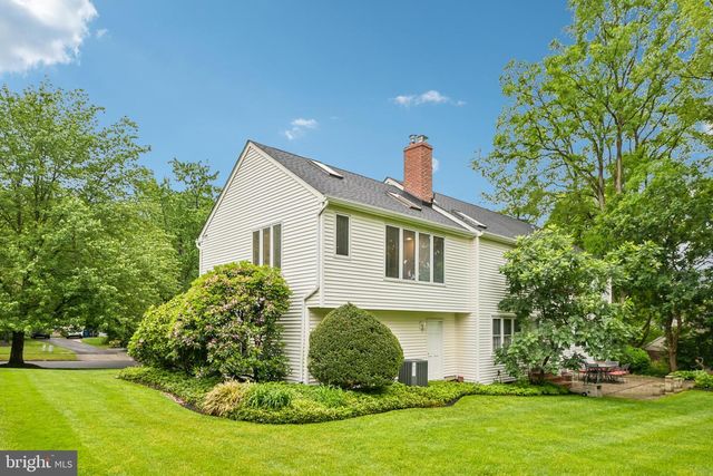 12 CIRCLE DR, Moorestown, NJ 08057