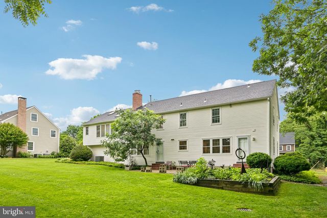 12 CIRCLE DR, Moorestown, NJ 08057