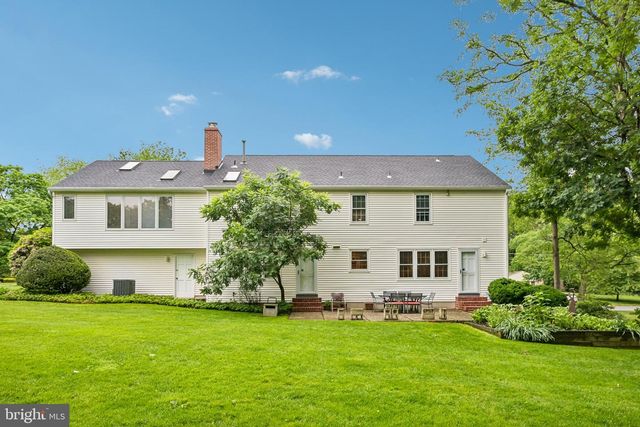12 CIRCLE DR, Moorestown, NJ 08057