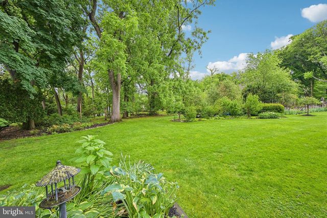 12 CIRCLE DR, Moorestown, NJ 08057