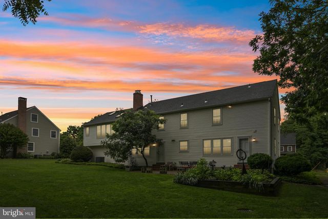 12 CIRCLE DR, Moorestown, NJ 08057