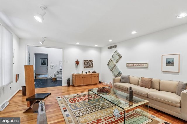 12 CIRCLE DR, Moorestown, NJ 08057
