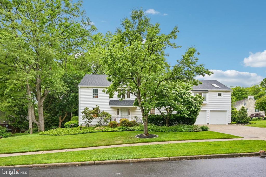 12 CIRCLE DR, Moorestown, NJ 08057