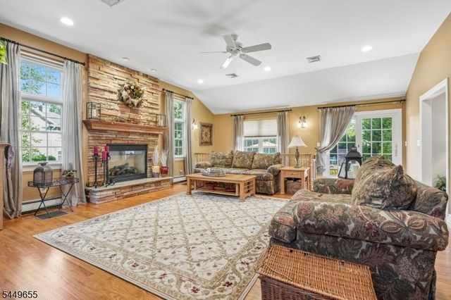 9 Pitcairn Dr, Roseland Boro, NJ 07068