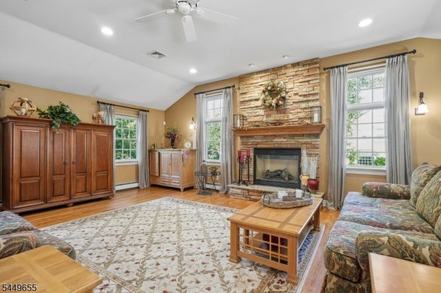 9 Pitcairn Dr, Roseland Boro, NJ 07068