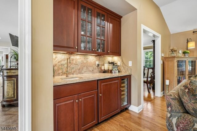 9 Pitcairn Dr, Roseland Boro, NJ 07068