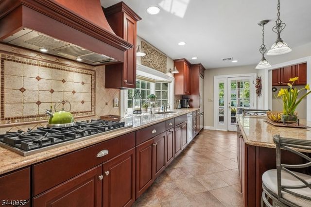 9 Pitcairn Dr, Roseland Boro, NJ 07068