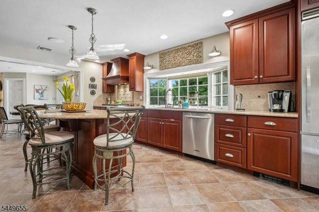 9 Pitcairn Dr, Roseland Boro, NJ 07068
