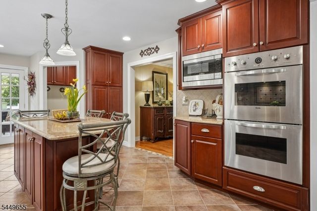 9 Pitcairn Dr, Roseland Boro, NJ 07068
