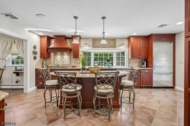 9 Pitcairn Dr, Roseland Boro, NJ 07068