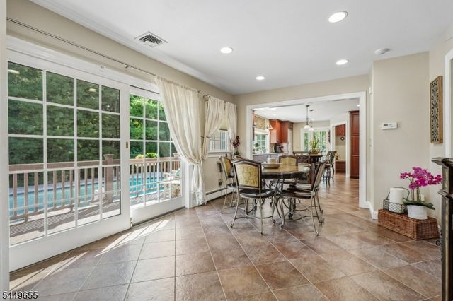 9 Pitcairn Dr, Roseland Boro, NJ 07068