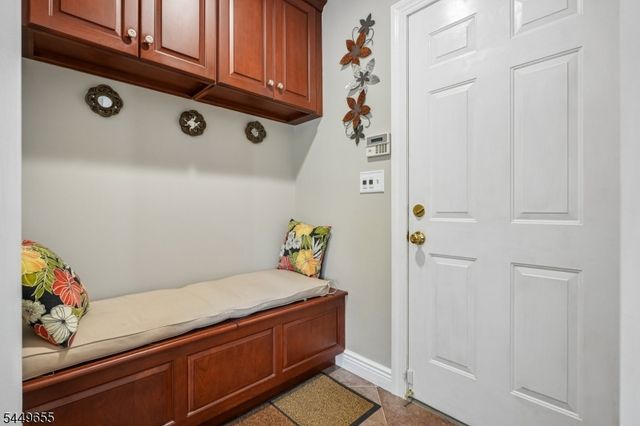 9 Pitcairn Dr, Roseland Boro, NJ 07068