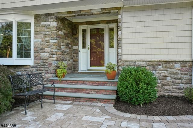 9 Pitcairn Dr, Roseland Boro, NJ 07068