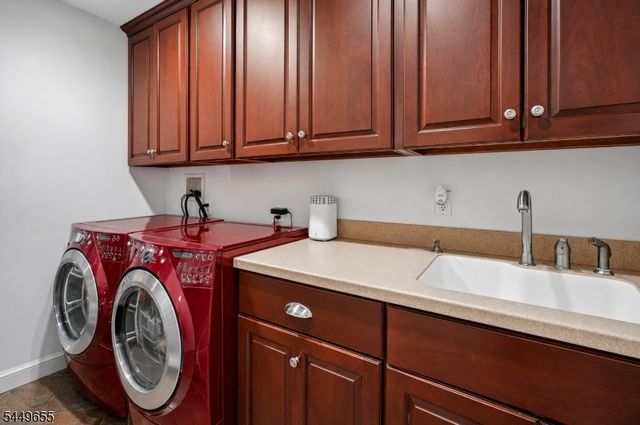 9 Pitcairn Dr, Roseland Boro, NJ 07068