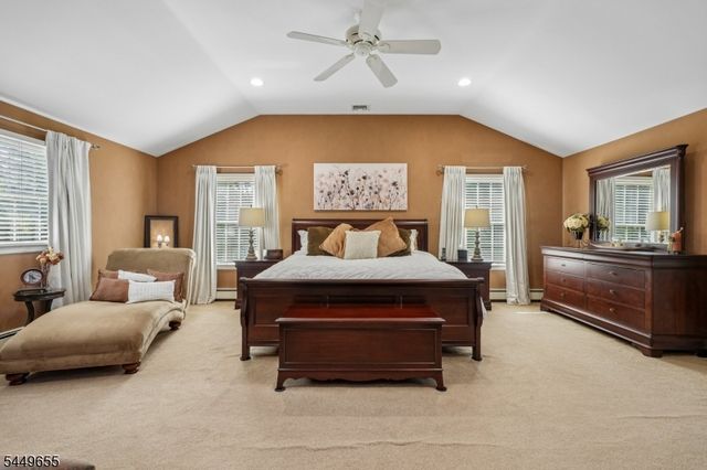 9 Pitcairn Dr, Roseland Boro, NJ 07068