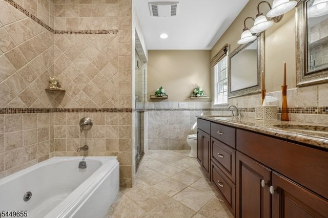 9 Pitcairn Dr, Roseland Boro, NJ 07068