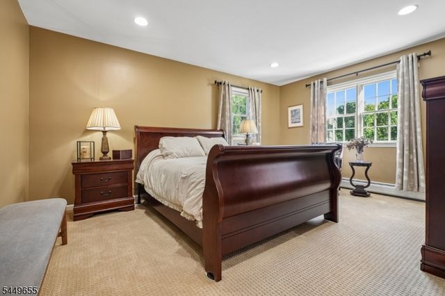 9 Pitcairn Dr, Roseland Boro, NJ 07068