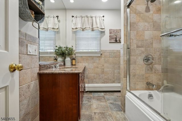 9 Pitcairn Dr, Roseland Boro, NJ 07068