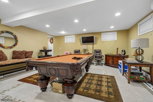 9 Pitcairn Dr, Roseland Boro, NJ 07068