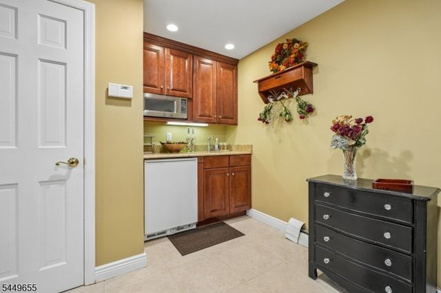 9 Pitcairn Dr, Roseland Boro, NJ 07068