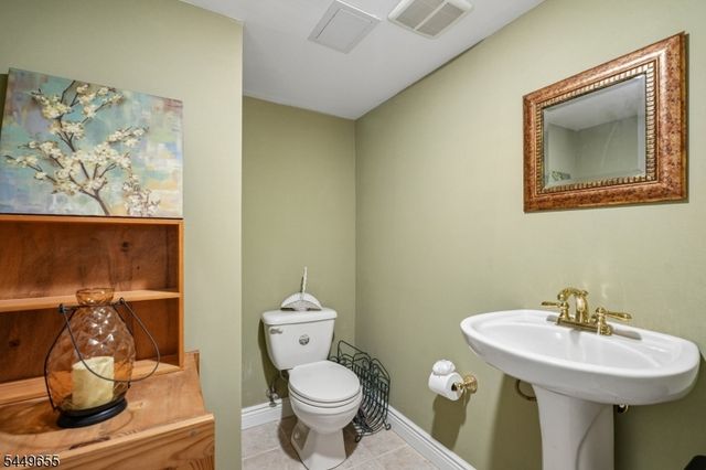 9 Pitcairn Dr, Roseland Boro, NJ 07068
