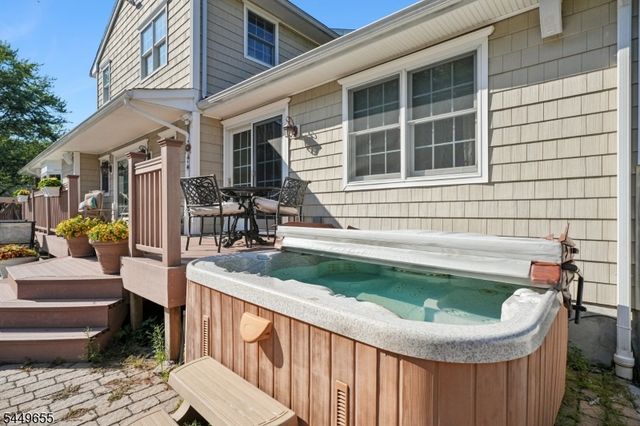 9 Pitcairn Dr, Roseland Boro, NJ 07068