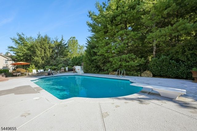 9 Pitcairn Dr, Roseland Boro, NJ 07068