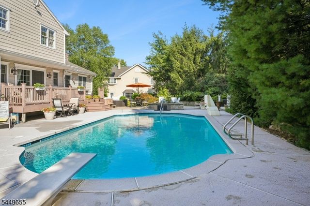 9 Pitcairn Dr, Roseland Boro, NJ 07068