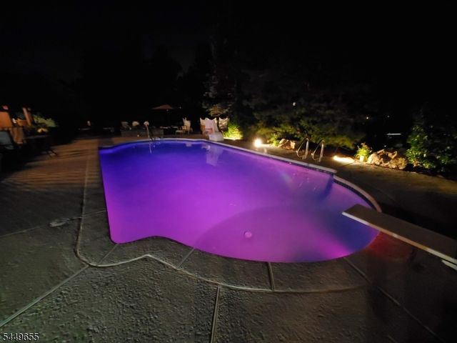 9 Pitcairn Dr, Roseland Boro, NJ 07068