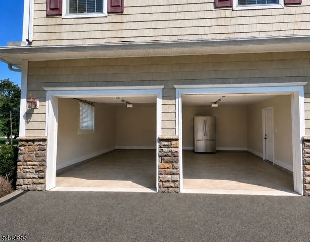9 Pitcairn Dr, Roseland Boro, NJ 07068
