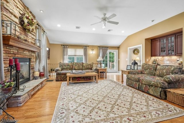 9 Pitcairn Dr, Roseland Boro, NJ 07068