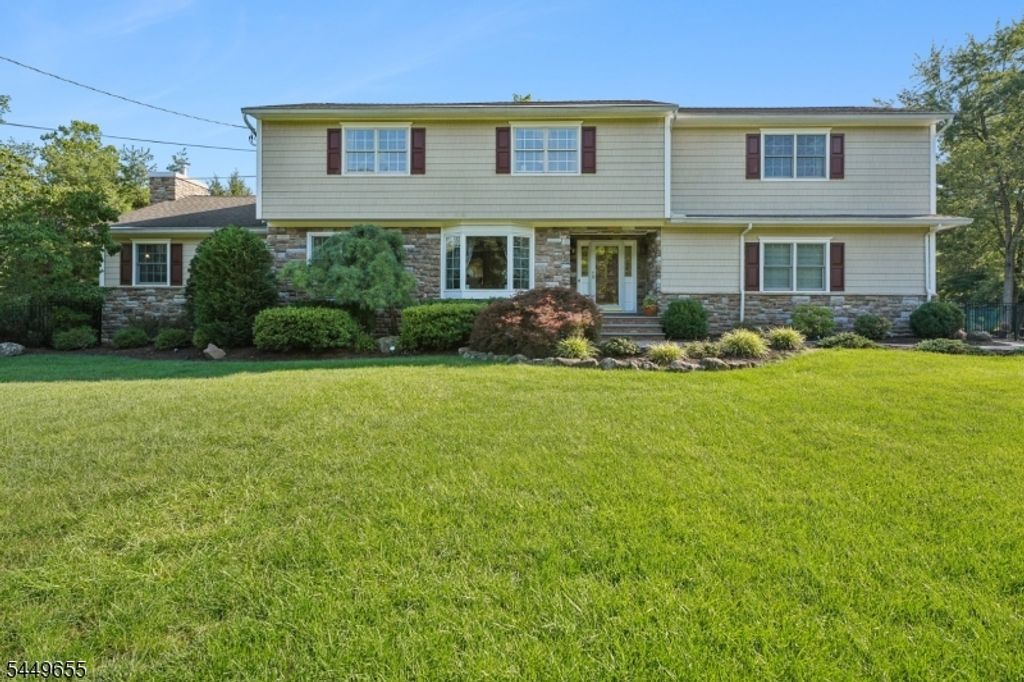 9 Pitcairn Dr, Roseland Boro, NJ 07068