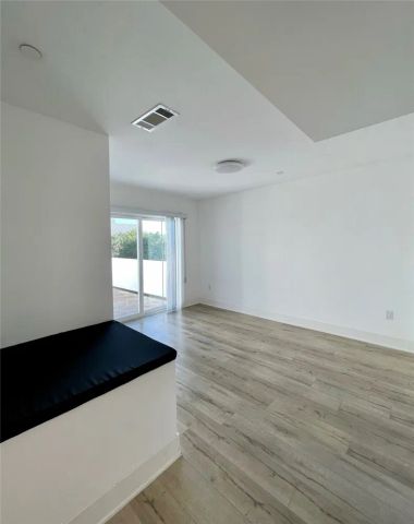 10844 Blix Street 101, North Hollywood, CA 91602